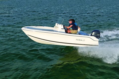 Robalo Boats Unveils Affordable R160