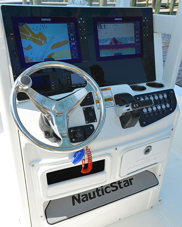 NauticStar 265 XTS helm