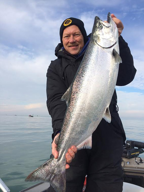 Bob Johnson of Connecticut hauled in this 18 pound salmon from the Niagara Bar this week while drifting with a minnow.