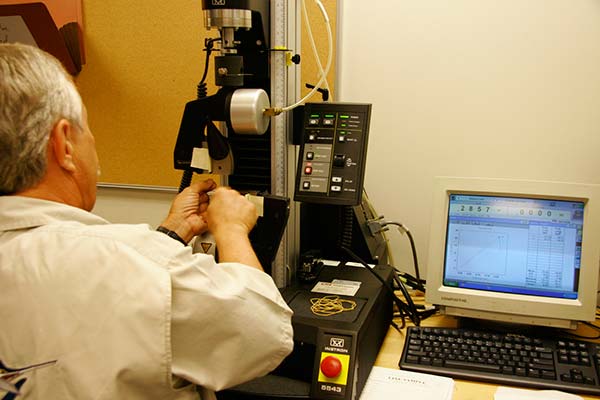  Instron line tester precisely measures the breaking strength of fishing line