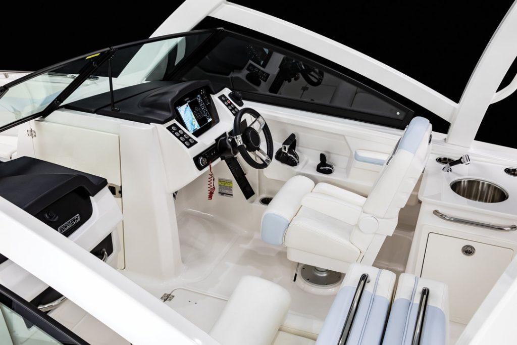 Robalo R257 Cockpit