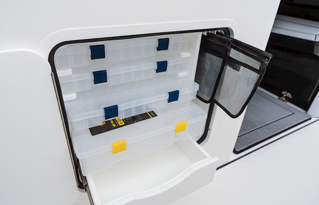 Everglades 335CC Tackle Station