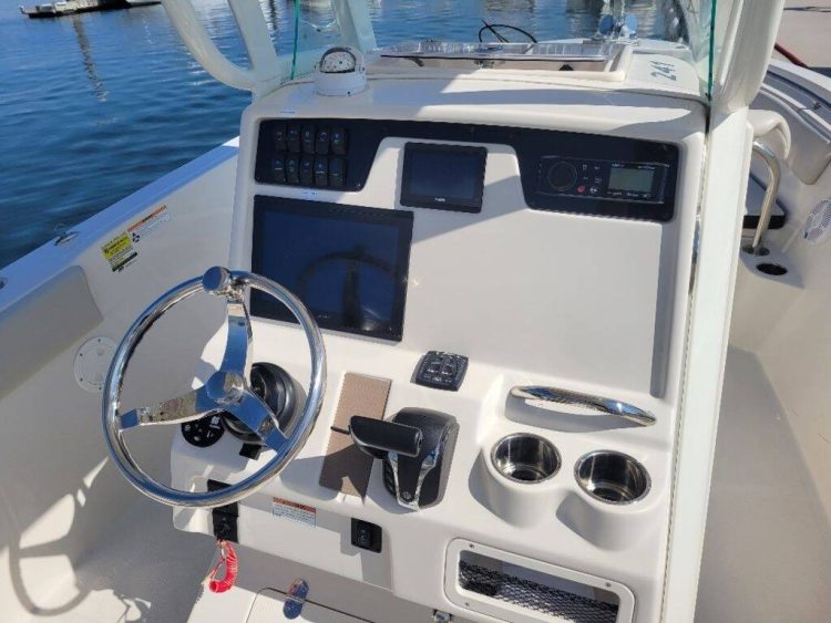 2023 Sailfish 241 CC console